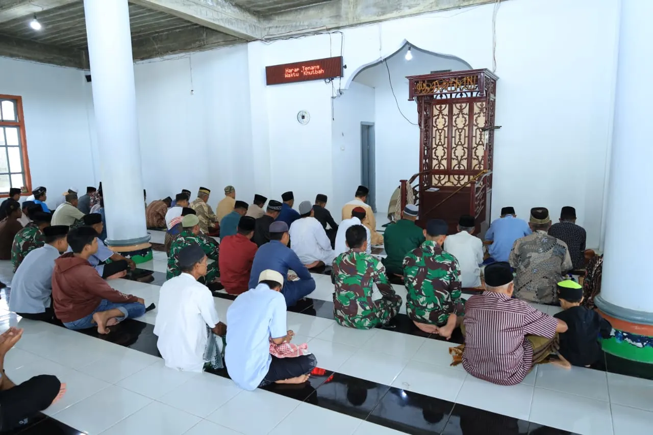 Di Tengah Pembangunan Desa, Satgas TMMD ke-126 Kodim 1505/Tidore Tetap Istiqamah Beribadah