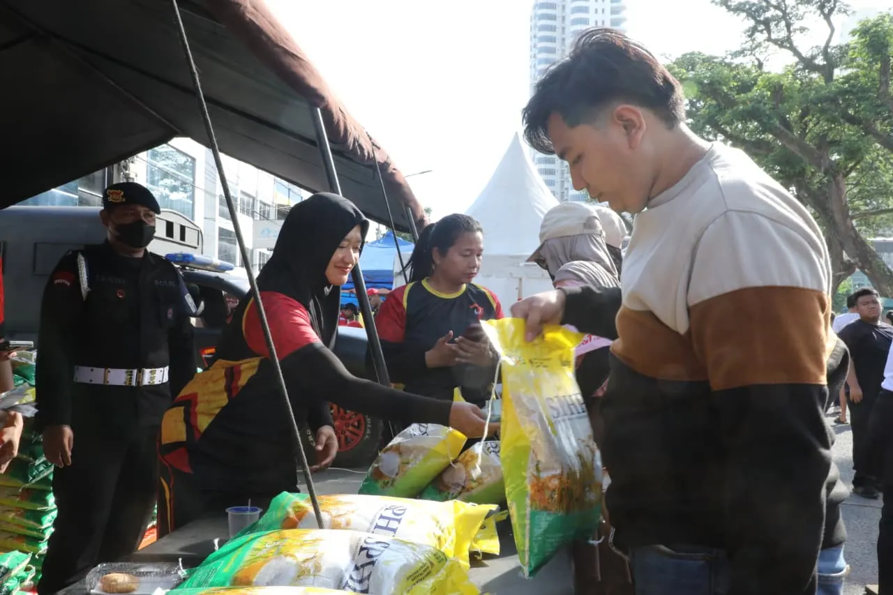 Brimob Polda Sumut Hadirkan Pasar Murah & Layanan Kesehatan Gratis di Car Free Day! Warga Medan Antusias Serbu Lapangan Merdeka