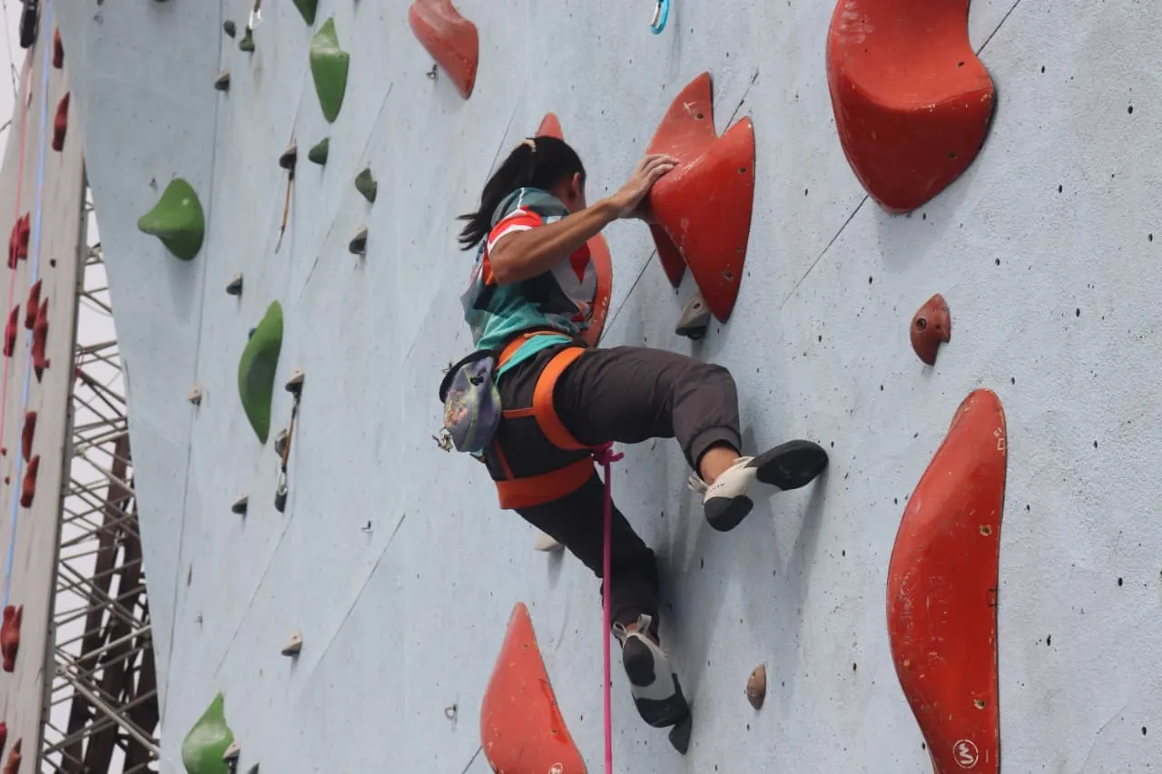 Masyarakat Antusias Mendatangi Event Wall Climbing Dankor Brimob Cup 2025 di Stadion Pakansari Bogor