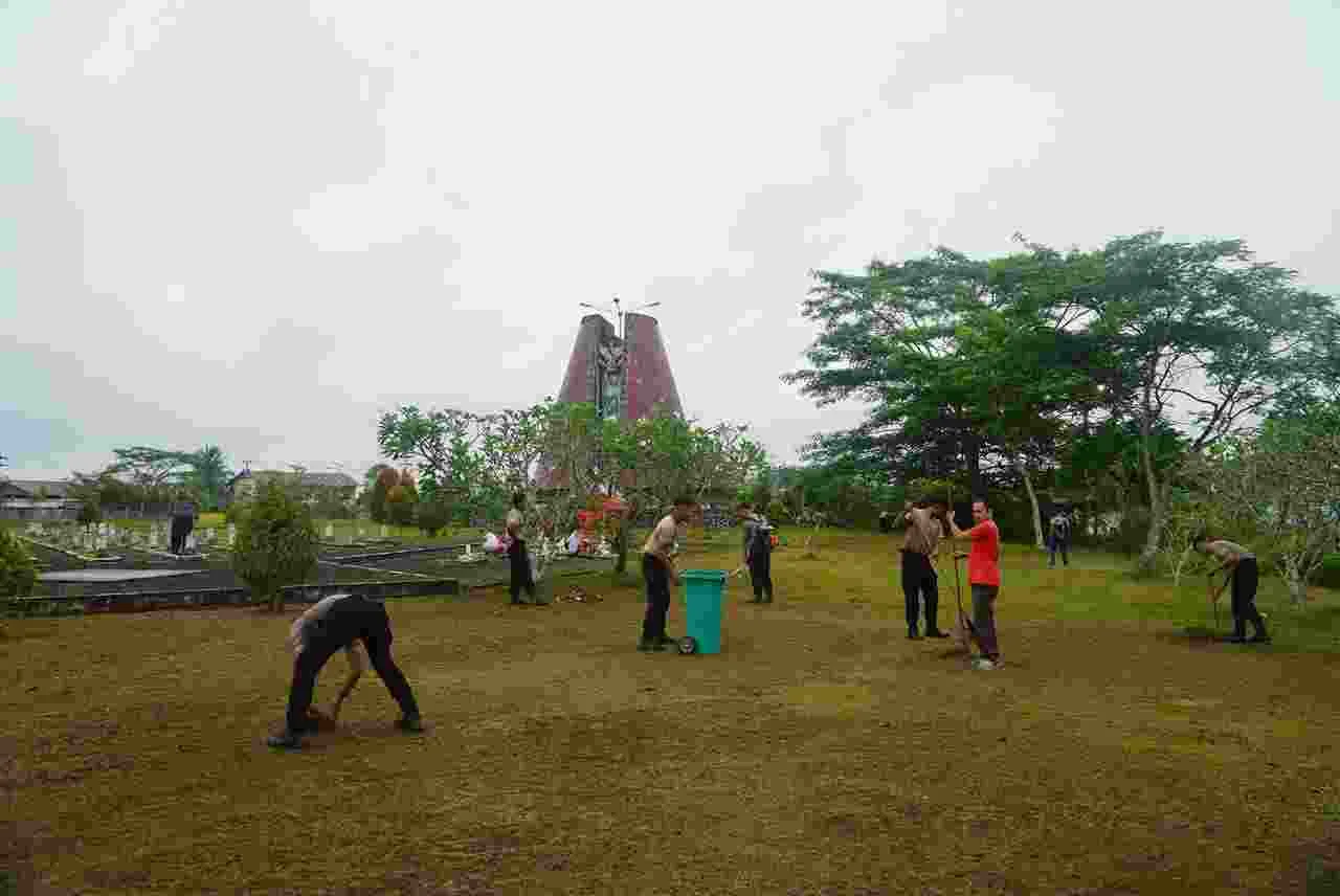 Satbrimob Polda Kalbar laksanakan kegiatan karya bhakti disalah satu makam pahlawan yang ada di Provinsi Kalbar menyambut HUT ke-80 Republik Indonesia tahun 2025 Satbrimob Polda Kalbar laksanakan kegiatan karya bhakti disalah satu makam pahlawan yang ada di Provinsi Kalbar menyambut HUT ke-80 Republik Indonesia tahun 2025