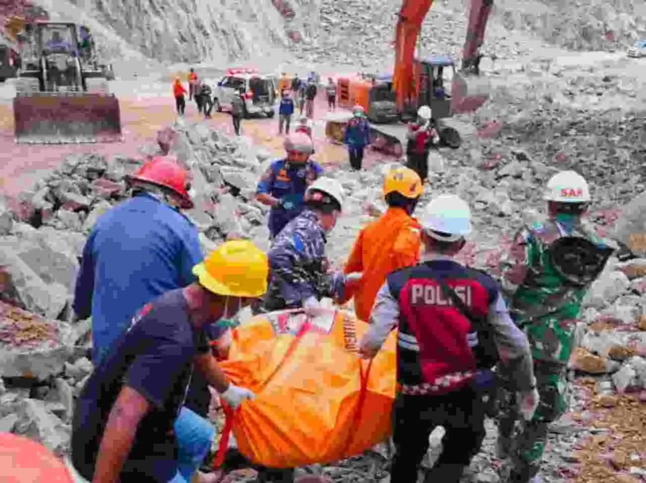 PRAJURIT TNI AL BERSAMA TIM SAR GABUNGAN BANTU EVAKUASI KORBAN TANAH LONGSOR GUNUNG KUDA, CIREBON