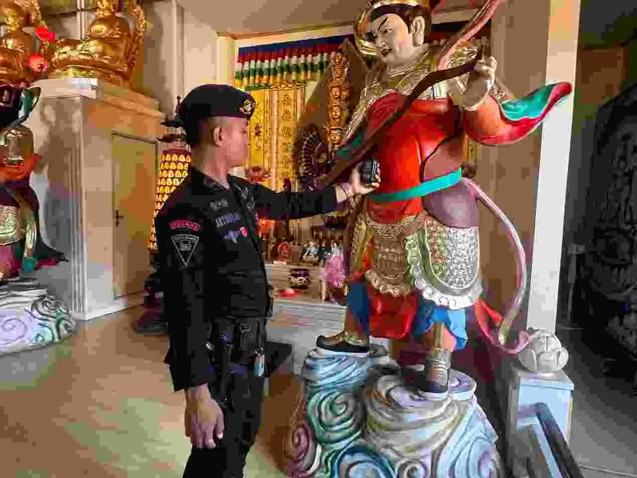 Detasemen Gegana Satbrimob Polda Kaltara Laksanakan Sterilisasi Vihara Sambut Hari Raya Waisak 2569 BE/2025 Detasemen Gegana Satbrimob Polda Kaltara Laksanakan Sterilisasi Vihara Sambut Hari Raya Waisak 2569 BE/2025