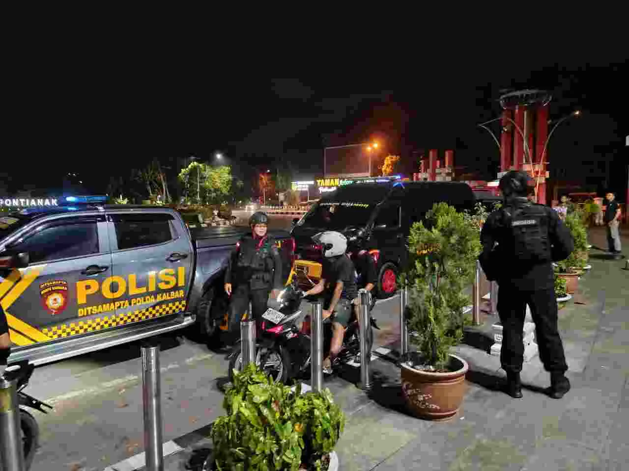 Patroli kamtibmas Satbrimob Polda Kalbar salah satu upaya Polri berikan rasa aman dan nyaman kepada masyarakat Provinsi Kalbar