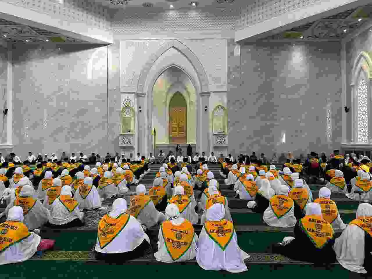 Komandan Batalyon C Brimob Polda Sumut Hadiri Pemberangkatan Jemaah Haji Kloter 20 Tapsel Tahun 2025 Komandan Batalyon C Brimob Polda Sumut Hadiri Pemberangkatan Jemaah Haji Kloter 20 Tapsel Tahun 2025