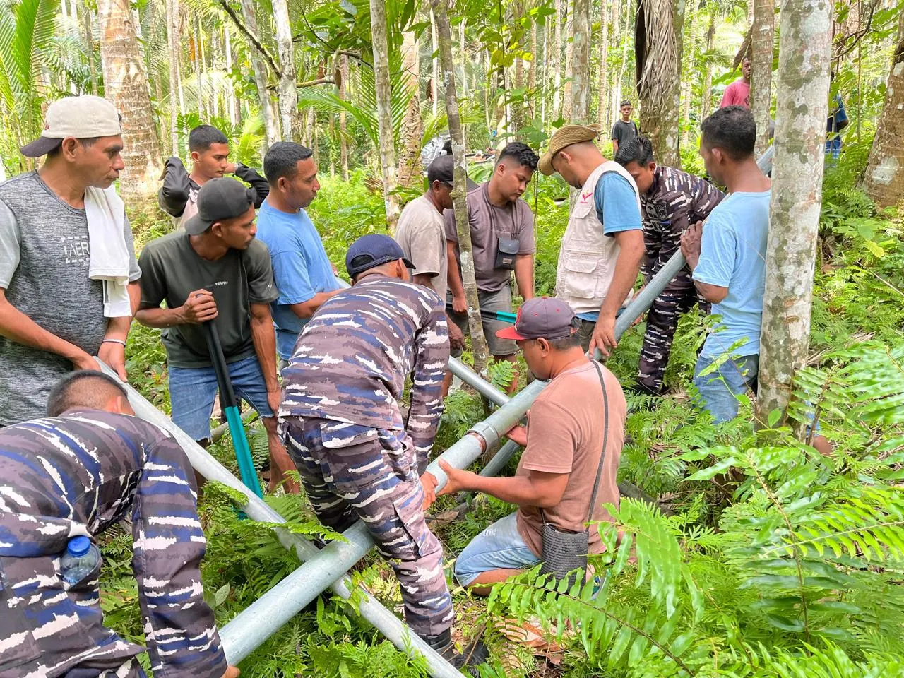 PEMASANGAN PIPA AIR BERSIH DI DESA TAPOBALI MULAI DILAKSANAKAN OLEH PRAJURIT TNI AL BERSAMA MASYARAKAT FLORES TIMUR PEMASANGAN PIPA AIR BERSIH DI DESA TAPOBALI MULAI DILAKSANAKAN OLEH PRAJURIT TNI AL BERSAMA MASYARAKAT FLORES TIMUR