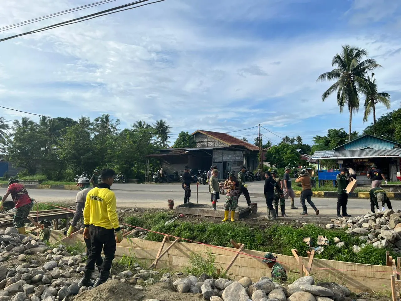 Teriknya Matahari Membakar Semangat Satgas TMMD 125 Kodim 1506/Namlea Dalam Pembuatan Reol/Drainase Raksasa di Desa Waenono Teriknya Matahari Membakar Semangat Satgas TMMD 125 Kodim 1506/Namlea Dalam Pembuatan Reol/Drainase Raksasa di Desa Waenono