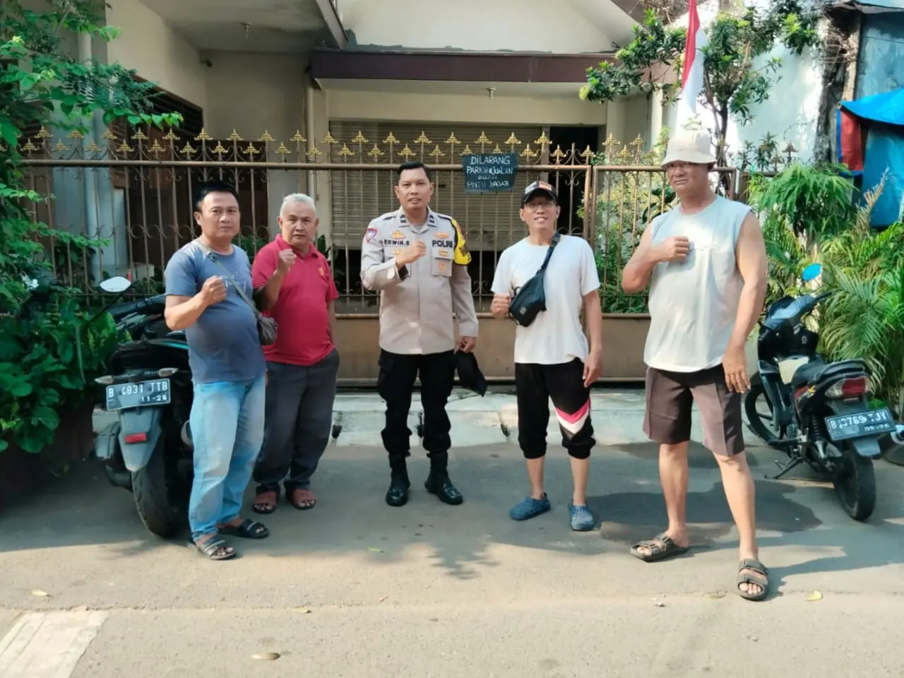 Bhabinkamtibmas Palmeriam Turun Langsung Dengarkan Keluhan Warga, Wujudkan Polisi yang Peduli dan Dekat dengan Masyarakat Bhabinkamtibmas Palmeriam Turun Langsung Dengarkan Keluhan Warga, Wujudkan Polisi yang Peduli dan Dekat dengan Masyarakat