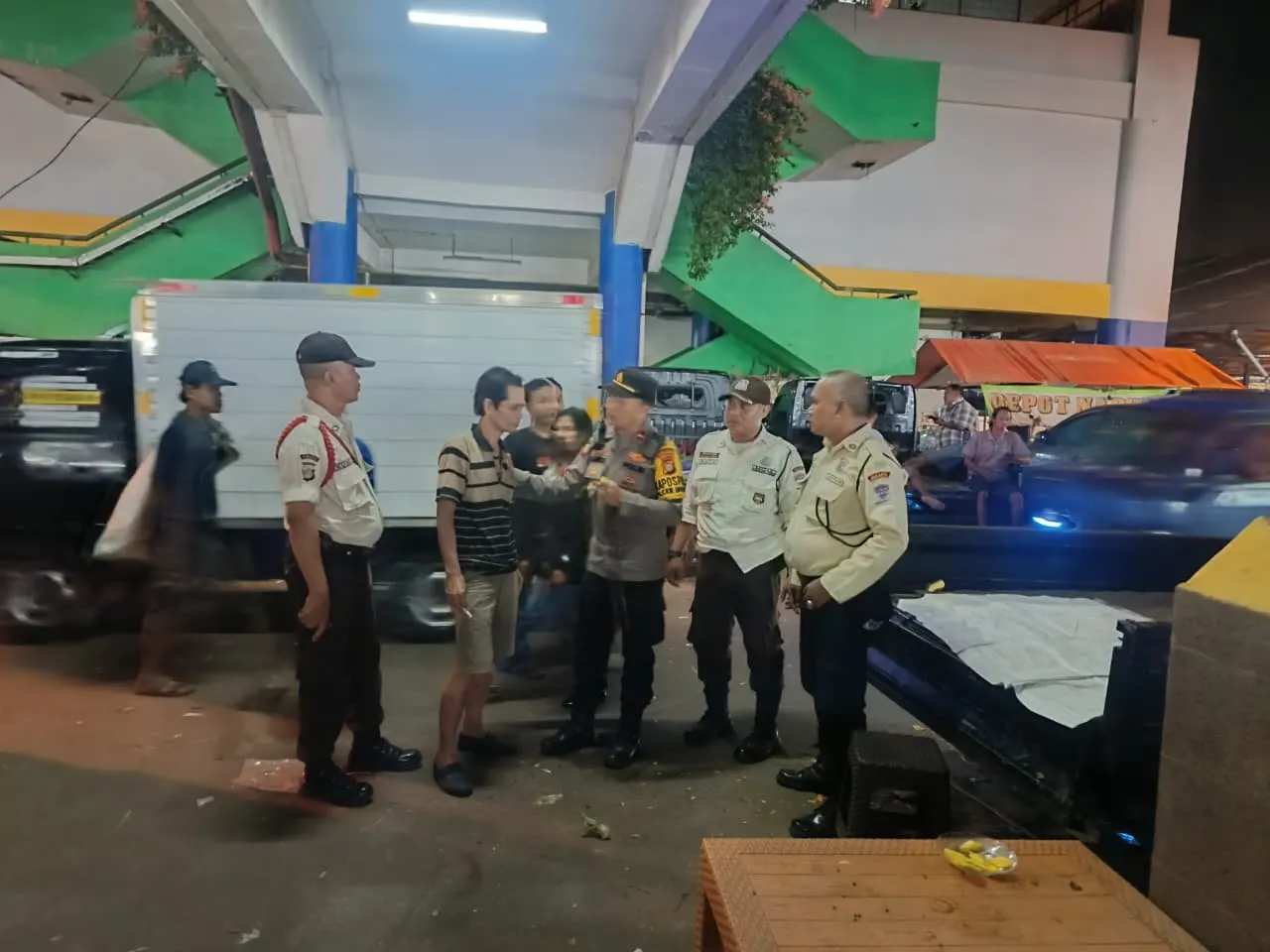 Polres Metro Jakarta Timur melalui Polsek Kramat Jati dan Polsubsektor Pasar Induk terus menunjukkan komitmennya dalam mewujudkan kepolisian yang humanis dan dekat dengan masyarakat.
