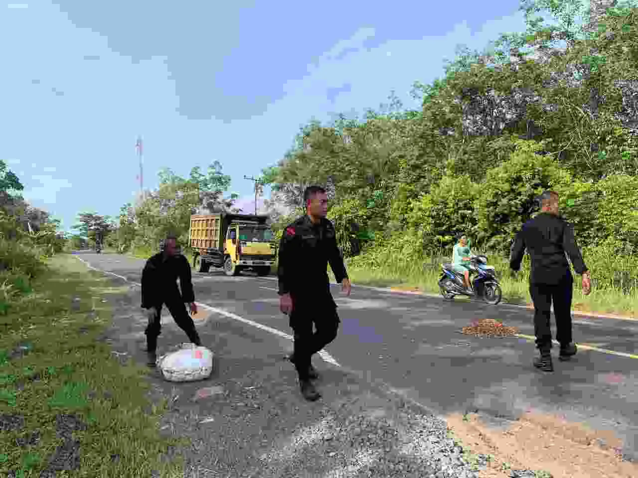 Perjalanan Dinas Jadi Momen Kepedulian, Sat Brimob Polda Kalteng Turun Tangan Bantu Pengguna Jalan