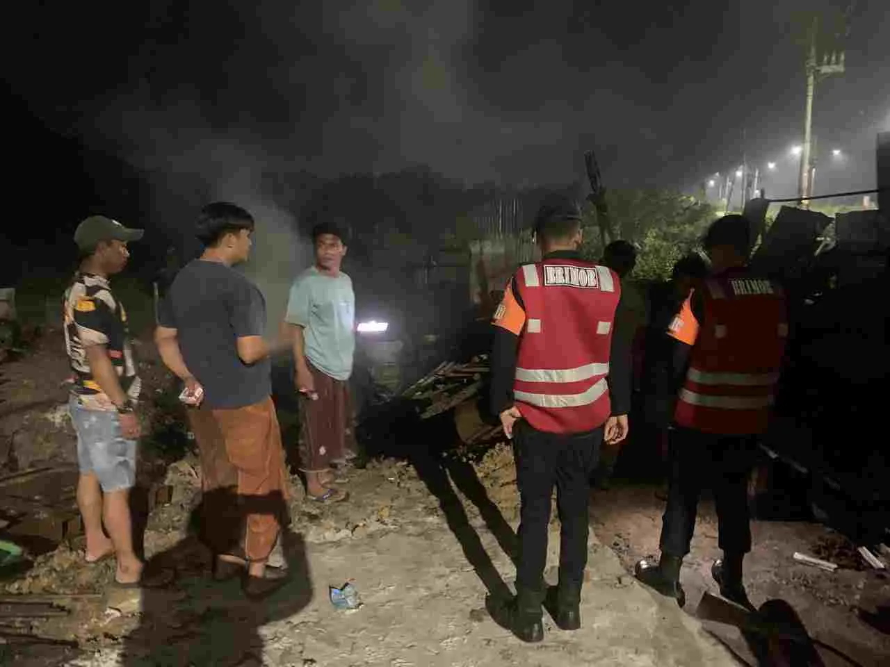 Reaksi Cepat Brimob Kaltim Padamkan Kebakaran Gudang di Kariangau