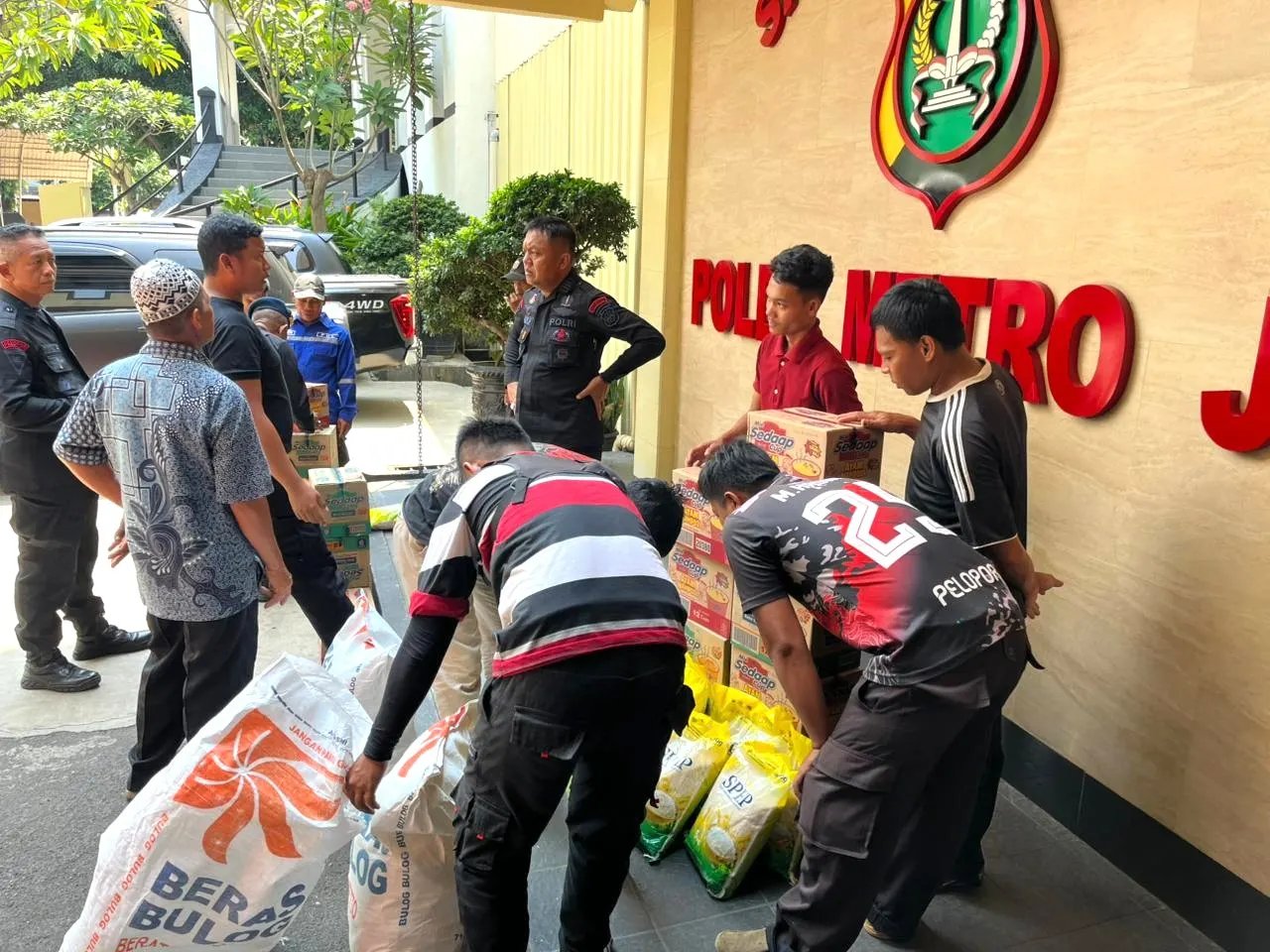 Brimob PMJ Bagi-bagi Sembako ke Pegawai Harian Lepas