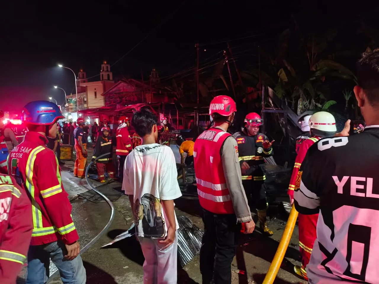 Respons Cepat Batalyon B Brimob Kaltim Padamkan Kebakaran Hebat di Samarinda Seberang