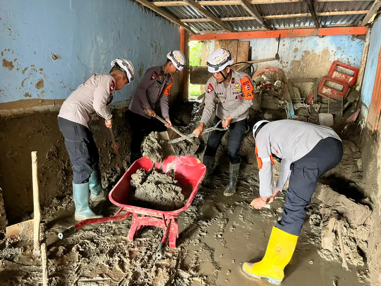 Tim SAR Resimen II Pasukan Pelopor Korbrimob Polri Intensifkan Pencarian dan Pembersihan Dampak Banjir di Agam
