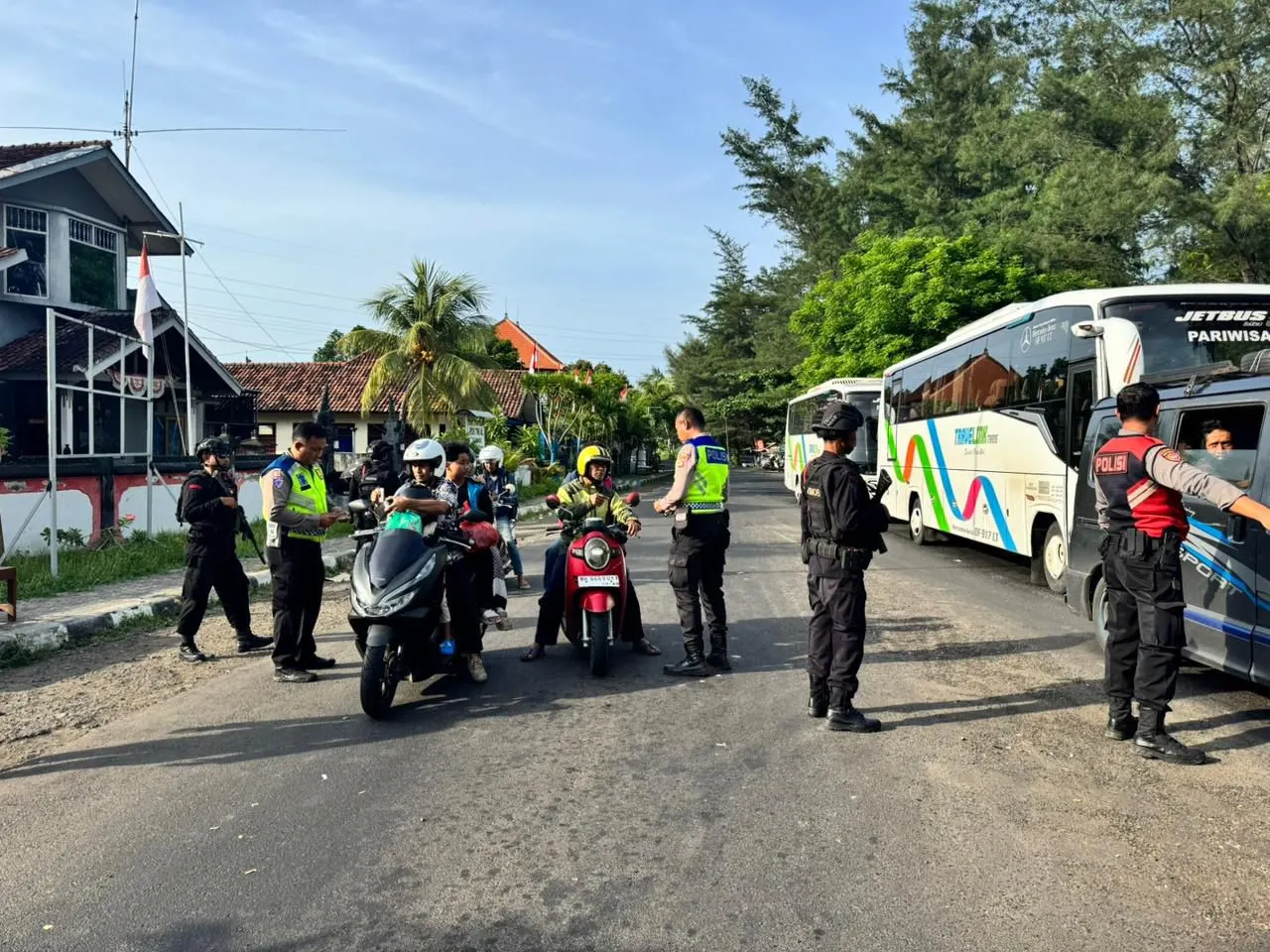 PERSONEL SATBRIMOB POLDA BALI MELAKSANAKAN KEGIATAN PENGAWASAN DAN PENGECEKAN KENDARAAN DI PELABUHAN GILIMANUK PERSONEL SATBRIMOB POLDA BALI MELAKSANAKAN KEGIATAN PENGAWASAN DAN PENGECEKAN KENDARAAN DI PELABUHAN GILIMANUK