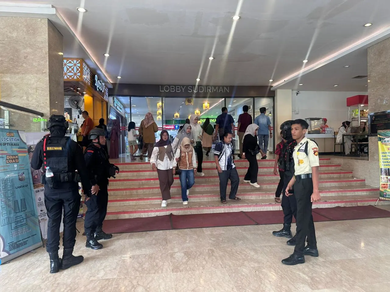 Brimob Polda Riau Gelar Patroli Sambang di Pusat Keramaian Jelang Tahun Baru Brimob Polda Riau Gelar Patroli Sambang di Pusat Keramaian Jelang Tahun Baru