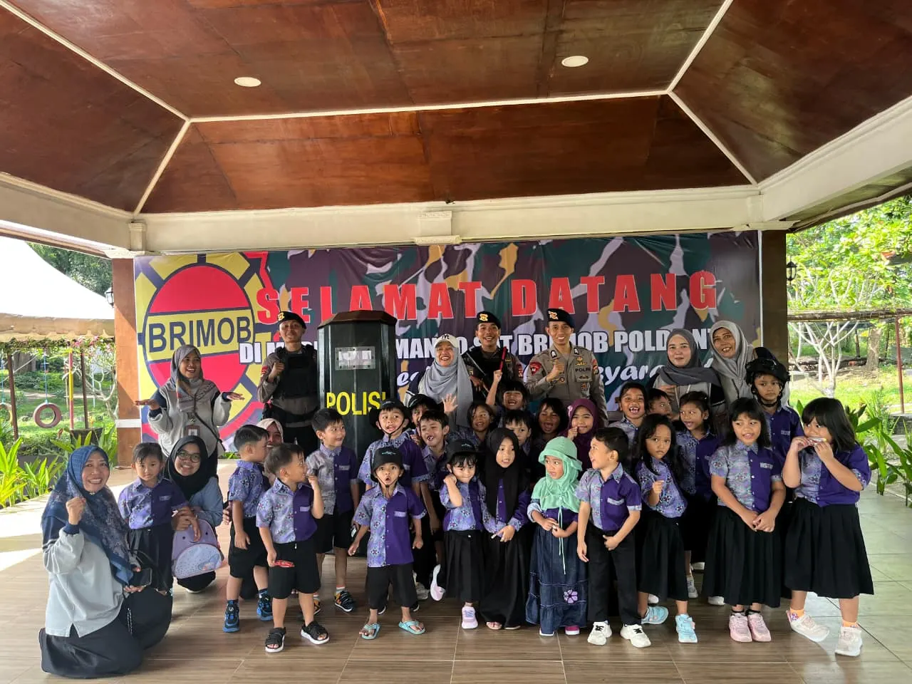 EDUKASI SEJAK DINI, SATBRIMOB POLDA NTB TERIMA KUNJUNGAN DARI KB THE BALE ANAK LOMBOK EDUKASI SEJAK DINI, SATBRIMOB POLDA NTB TERIMA KUNJUNGAN DARI KB THE BALE ANAK LOMBOK