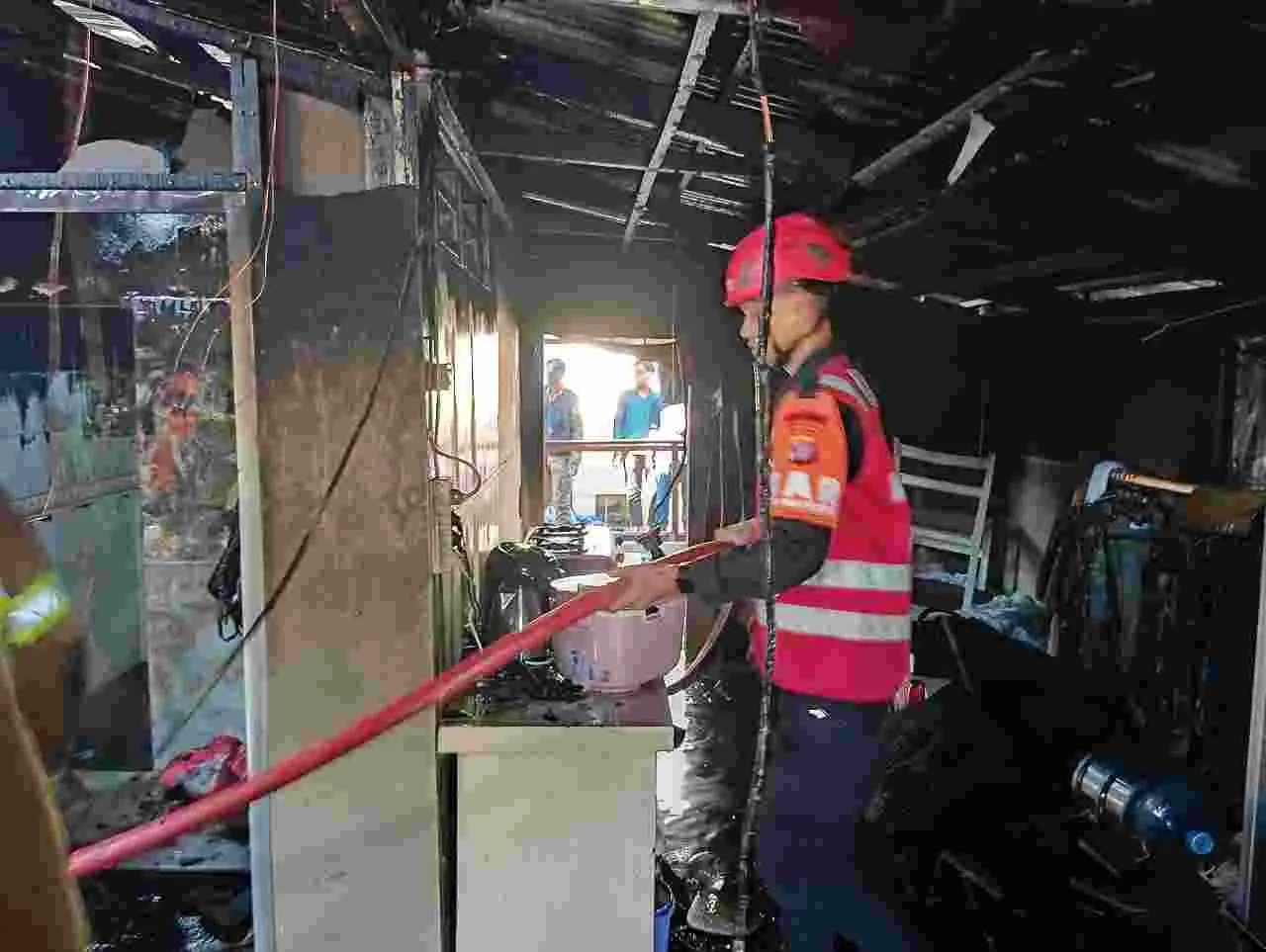 Asrama TNI di Balikpapan Terbakar, Tim Brimob Sigap Padamkan Api