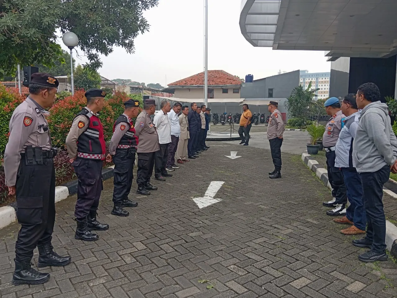 Polsek Ciracas Amankan Aksi Damai Aliansi Korban Indosurya di Kantor LPSK Polsek Ciracas Amankan Aksi Damai Aliansi Korban Indosurya di Kantor LPSK