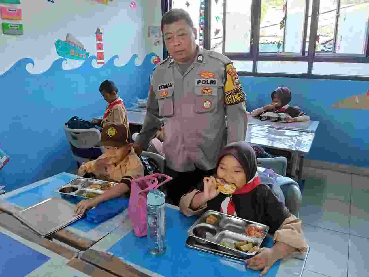 Polsek Ciracas Amankan Kegiatan Pemberian Makanan Bergizi Gratis di Kelurahan Susukan Polsek Ciracas Amankan Kegiatan Pemberian Makanan Bergizi Gratis di Kelurahan Susukan