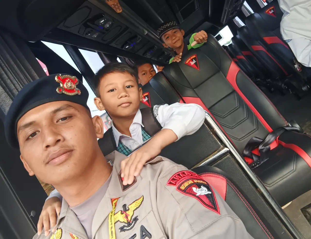 Brimob Kalteng Terus Jalankan Program Bus Sekolah Gratis untuk Pelajar di Palangka Raya Brimob Kalteng Terus Jalankan Program Bus Sekolah Gratis untuk Pelajar di Palangka Raya