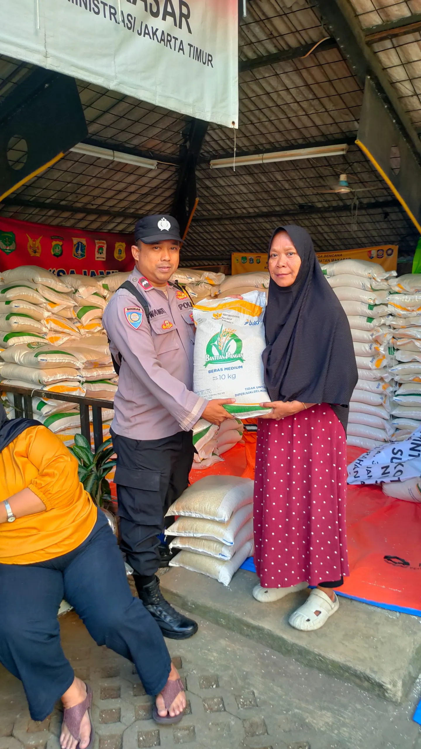 Bhabinkamtibmas Kelurahan Makasar Monitoring Penyaluran Bantuan Beras untuk 796 Warga Bhabinkamtibmas Kelurahan Makasar Monitoring Penyaluran Bantuan Beras untuk 796 Warga