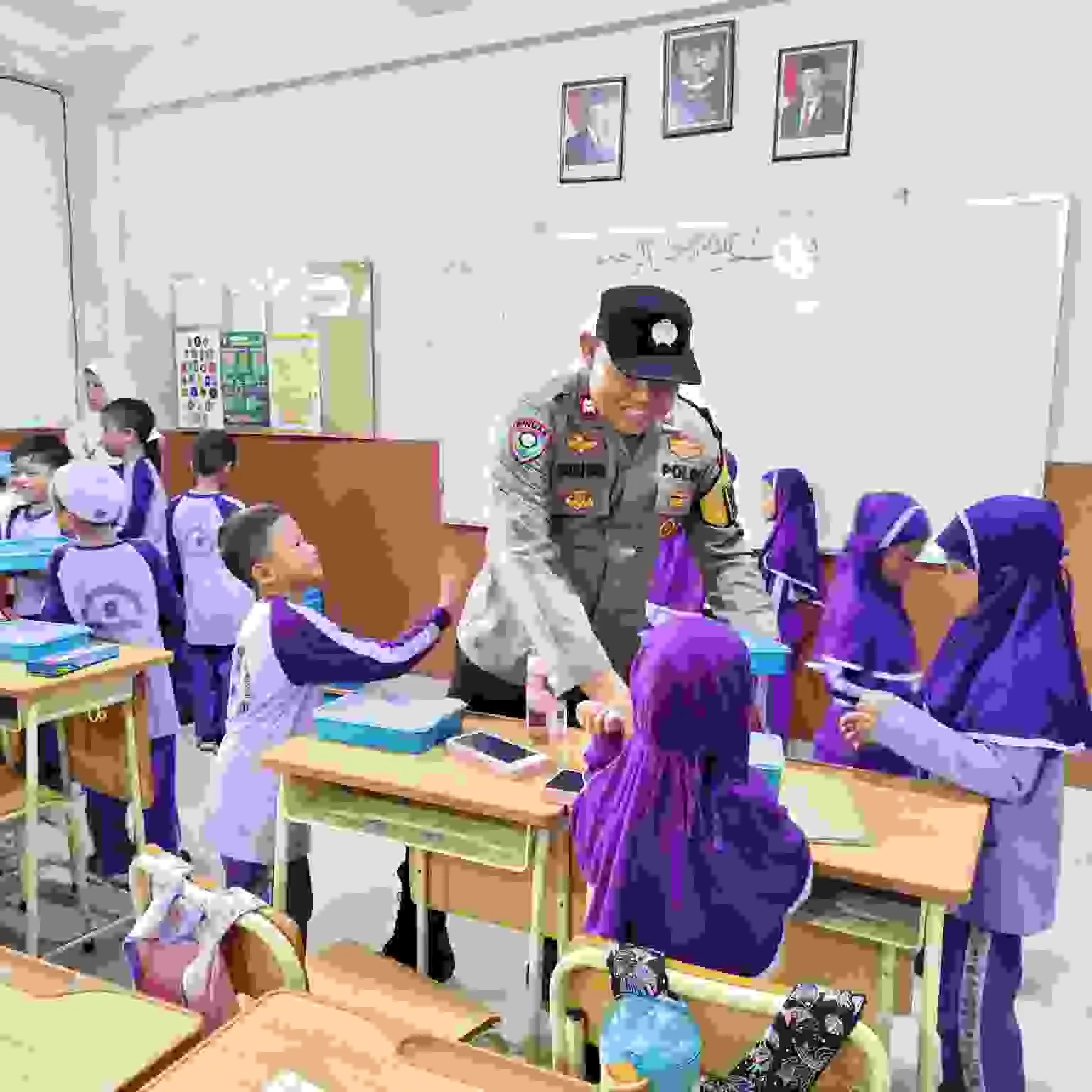 Polisi Pantau Penyaluran 3.127 Porsi Makanan Bergizi di Penggilingan, Dukung Program Asta Cita Polisi Pantau Penyaluran 3.127 Porsi Makanan Bergizi di Penggilingan, Dukung Program Asta Cita