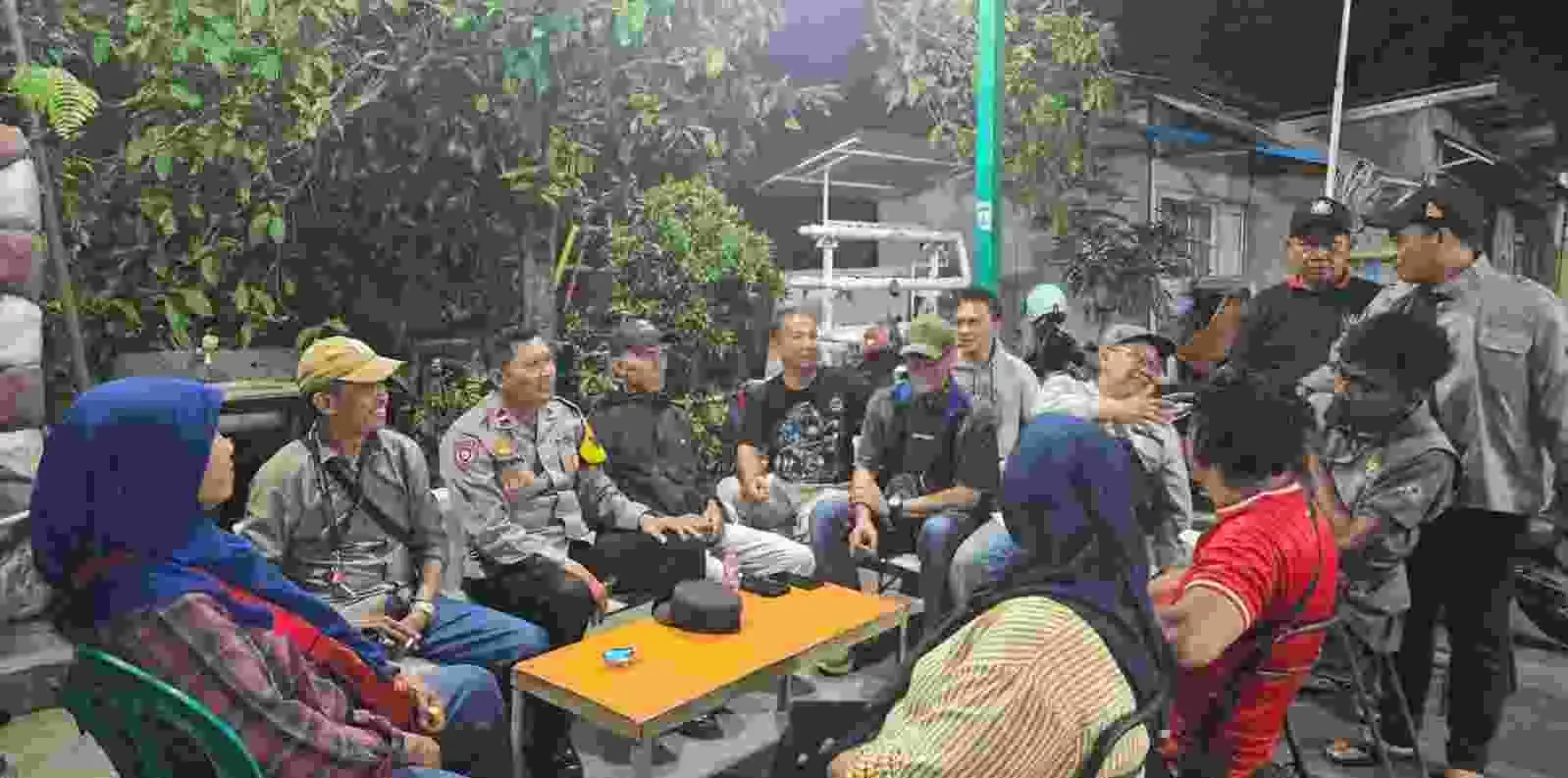 Polsubsektor Terbus Kampung Rambutan Tingkatkan Keamanan dan Perlindungan Masyarakat Melalui Patroli Jalan Kaki Polsubsektor Terbus Kampung Rambutan Tingkatkan Keamanan dan Perlindungan Masyarakat Melalui Patroli Jalan Kaki