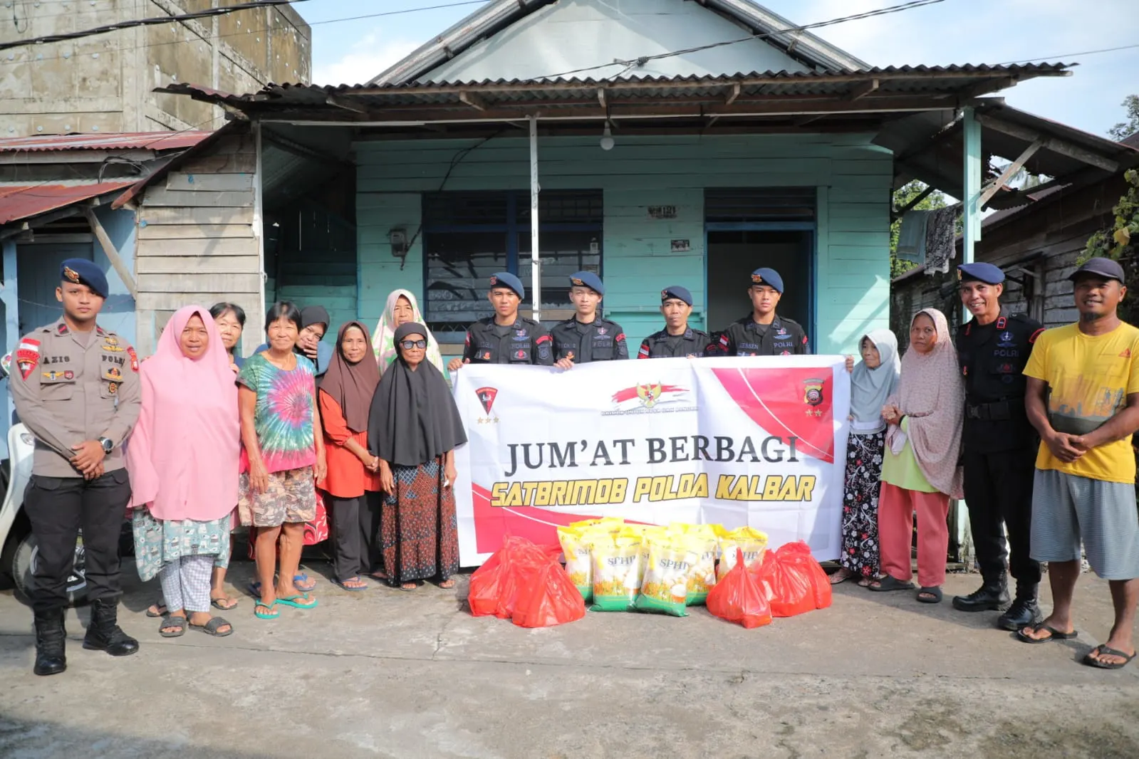 Satbrimob Polda Kalbar kembali melaksanakan kegiatan Jum’at Berbagi hadirkan kebahagiaan ditengah-tengah masyarakat Provinsi Kalbar yang membutuhkan Satbrimob Polda Kalbar kembali melaksanakan kegiatan Jum’at Berbagi hadirkan kebahagiaan ditengah-tengah masyarakat Provinsi Kalbar yang membutuhkan