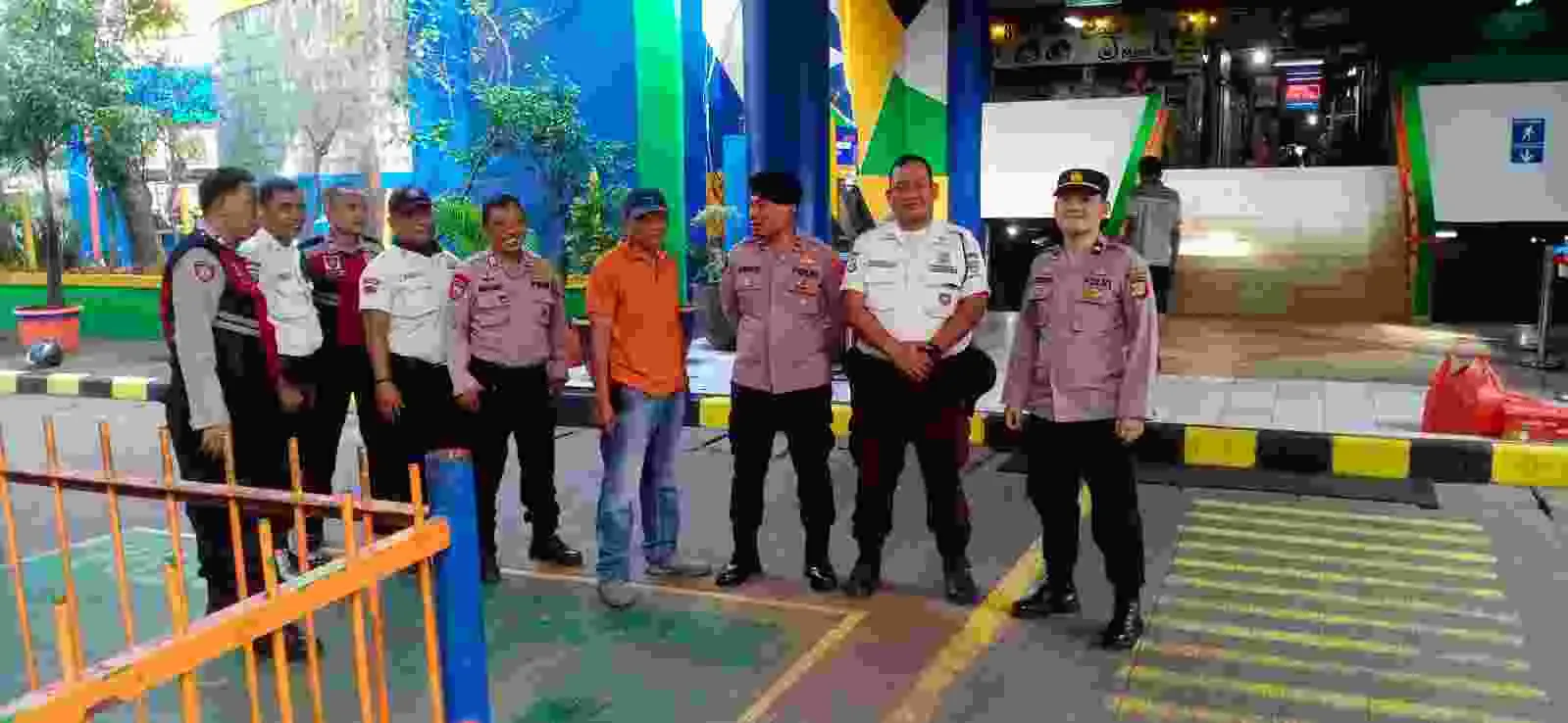 Personel Polsek Kramatjati Monitoring Aktivitas Pedagang di Pasar Induk, Jaga Situasi Tetap Kondusif