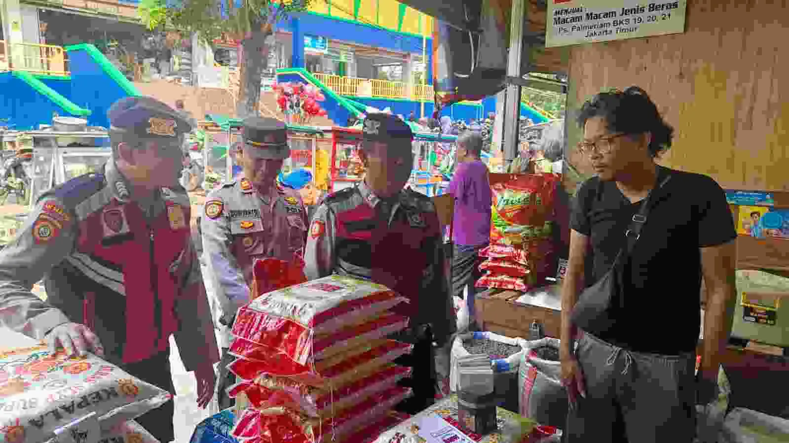 Polsek Matraman Pantau Harga Sembako di Pasar Palmeriem, Sejumlah Komoditas Alami Kenaikan Polsek Matraman Pantau Harga Sembako di Pasar Palmeriem, Sejumlah Komoditas Alami Kenaikan