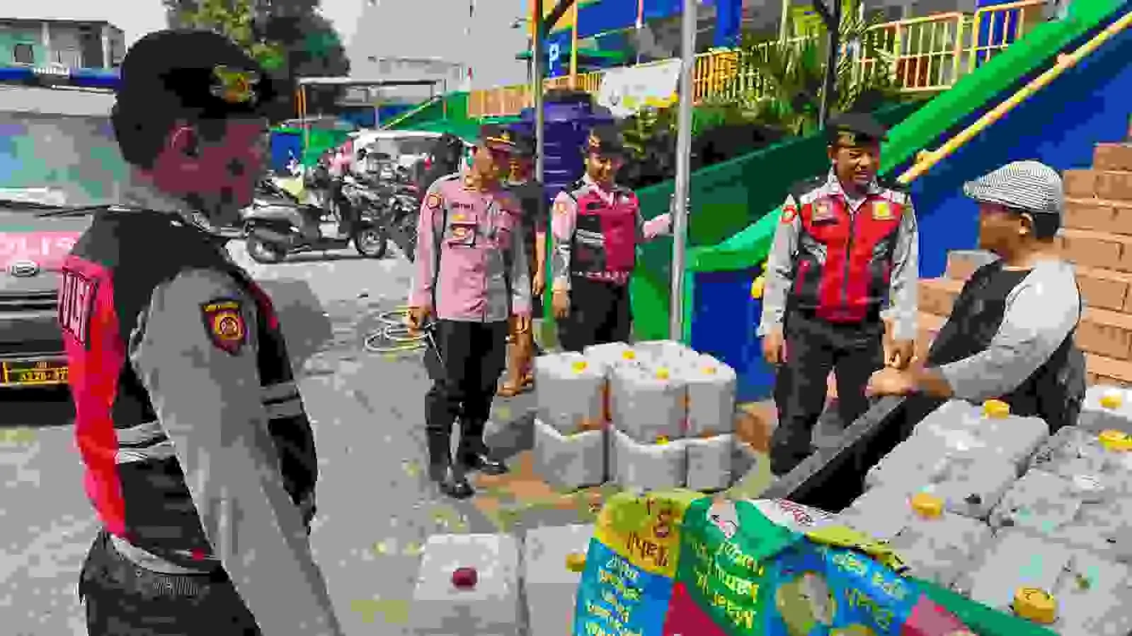 Polsek Matraman Pantau Harga Sembako di Pasar Palmeriam, Pastikan Ketersediaan Bahan Pokok untuk Warga Polsek Matraman Pantau Harga Sembako di Pasar Palmeriam, Pastikan Ketersediaan Bahan Pokok untuk Warga