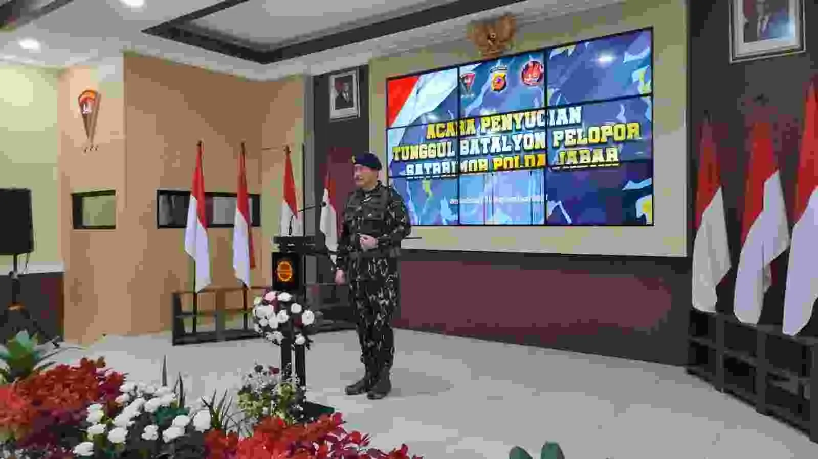 Dansat Brimob Polda Jabar Pimpin Upacara Penyucian Tunggul Batalyon Pelopor Dansat Brimob Polda Jabar Pimpin Upacara Penyucian Tunggul Batalyon Pelopor