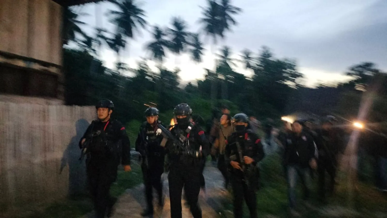Detasemen Gegana Satbrimob Polda Sumsel Laksanakan Backup Pengamanan Operasi Ditresnarkoba di OKU Timur