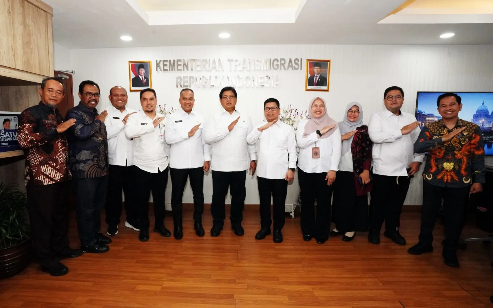Bertemu Bupati Sambas, Wamen Viva Yoga: Perkuat Kawasan Transmigrasi di Wilayah Perbatasan Bertemu Bupati Sambas, Wamen Viva Yoga: Perkuat Kawasan Transmigrasi di Wilayah Perbatasan