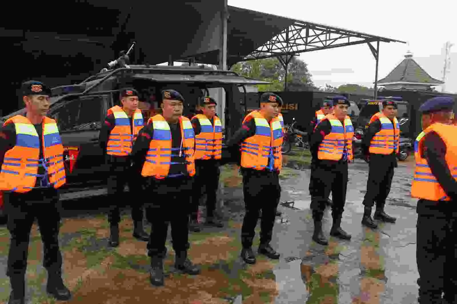 Personel Brimob Batalyon A Pelopor Laksanakan Siaga SAR Antisipasi Bencana Personel Brimob Batalyon A Pelopor Laksanakan Siaga SAR Antisipasi Bencana