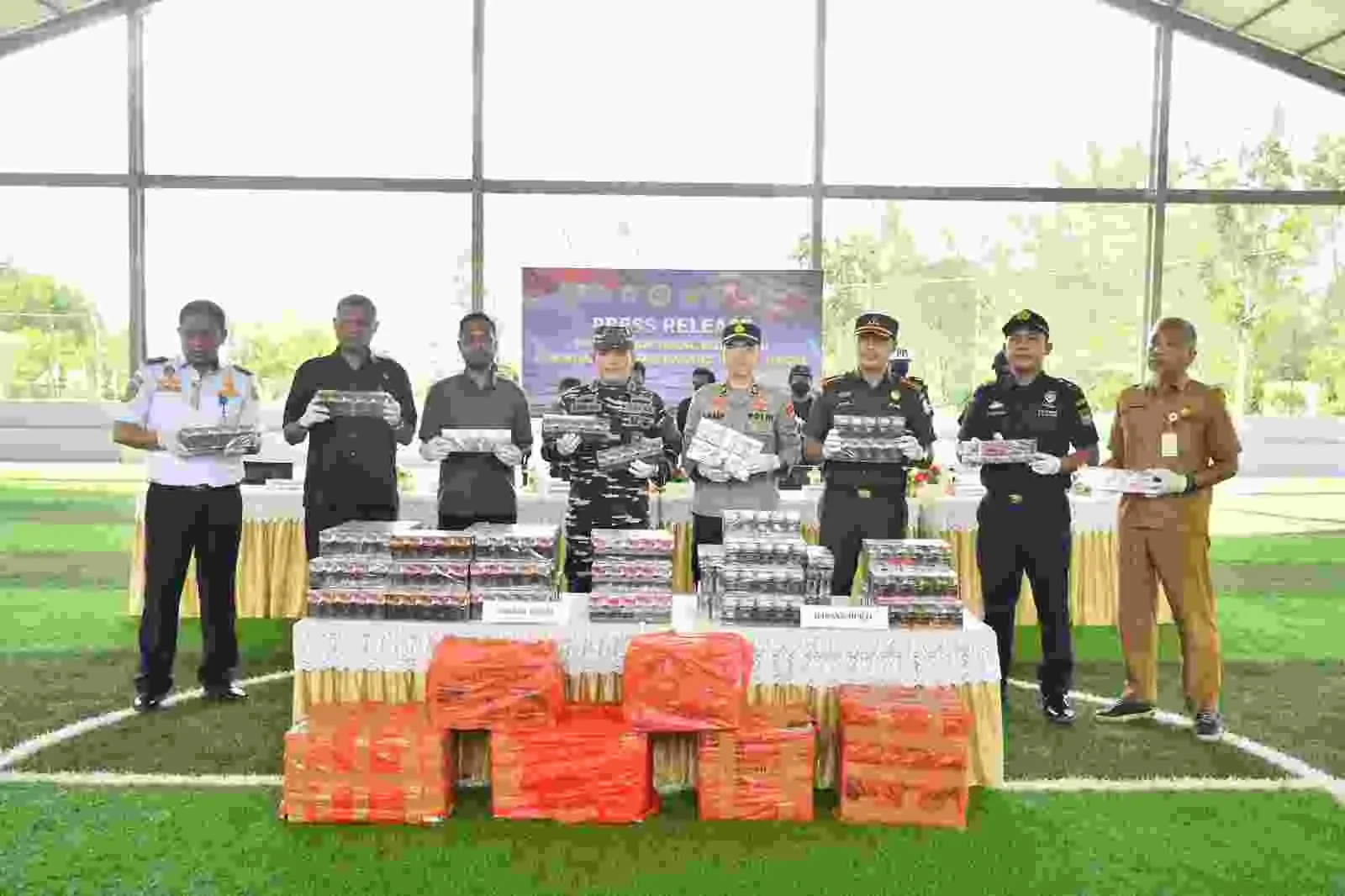 TNI AL GAGALKAN UPAYA PENYELUNDUPAN RIBUAN ROKOK ILEGAL DI WILAYAH PERAIRAN SELAT LAUT KOTABARU TNI AL GAGALKAN UPAYA PENYELUNDUPAN RIBUAN ROKOK ILEGAL DI WILAYAH PERAIRAN SELAT LAUT KOTABARU