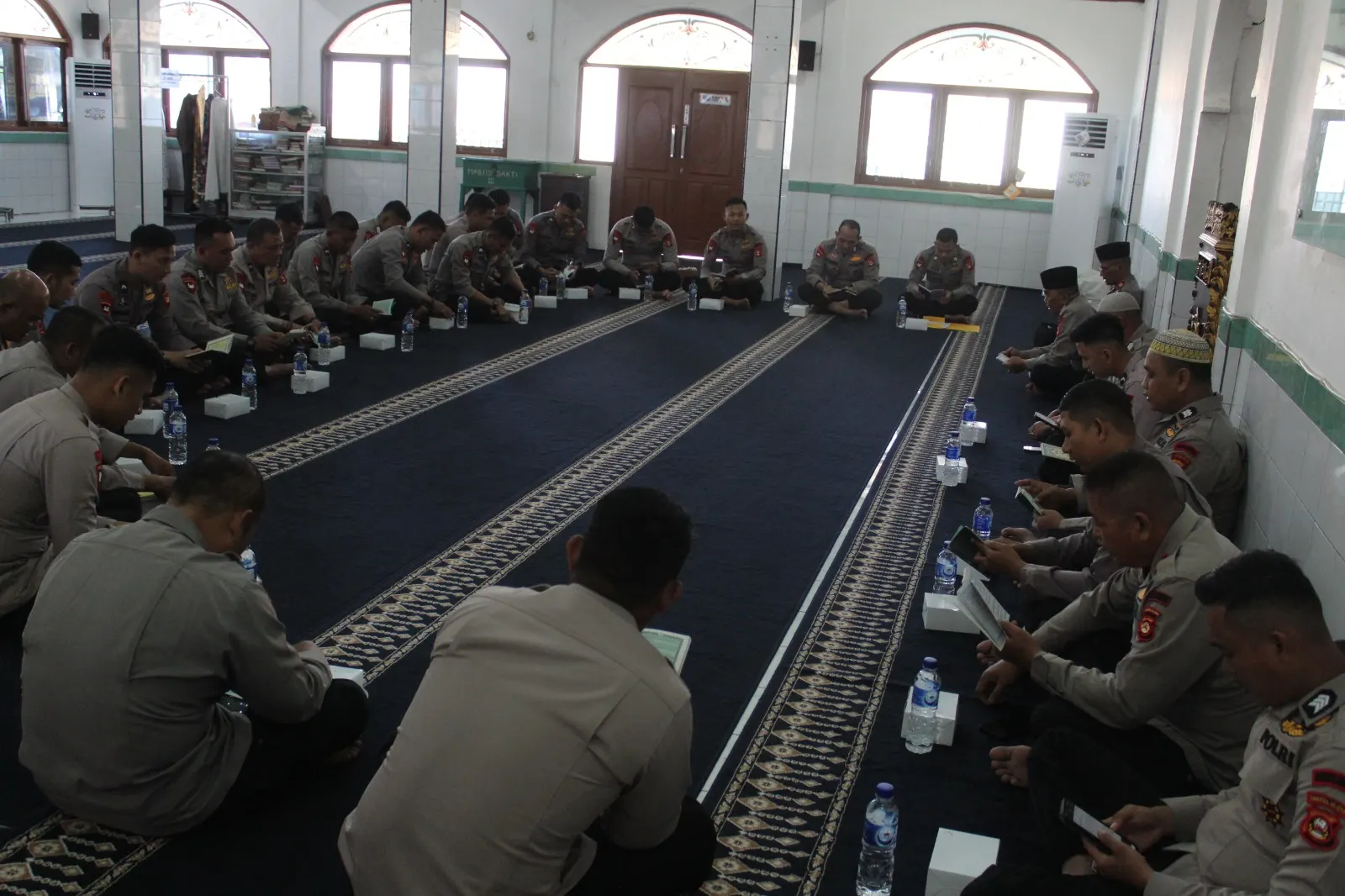 Personel Batalyon A Pelopor Satbrimob Polda Sumsel Laksanakan Binrohtal untuk Tingkatkan Iman dan Etika