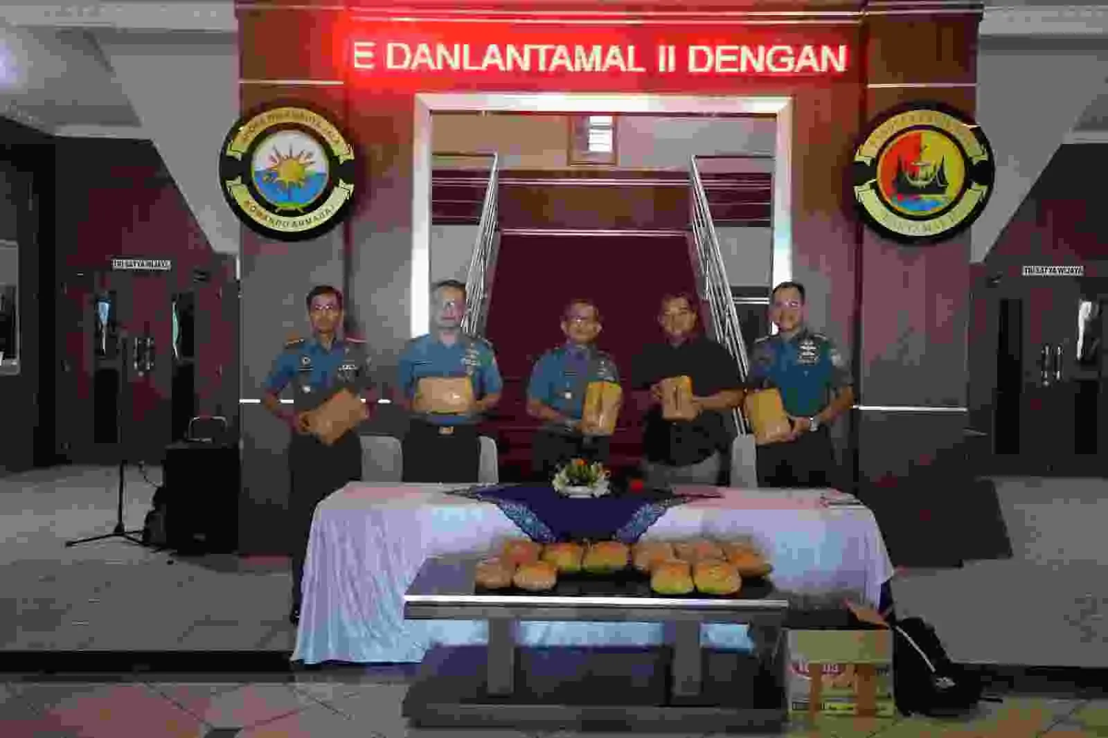 TNI AL GAGALKAN UPAYA PENYELUNDUPAN NARKOBA JENIS GANJA SEBERAT 15 KG DI PERAIRAN NATAL