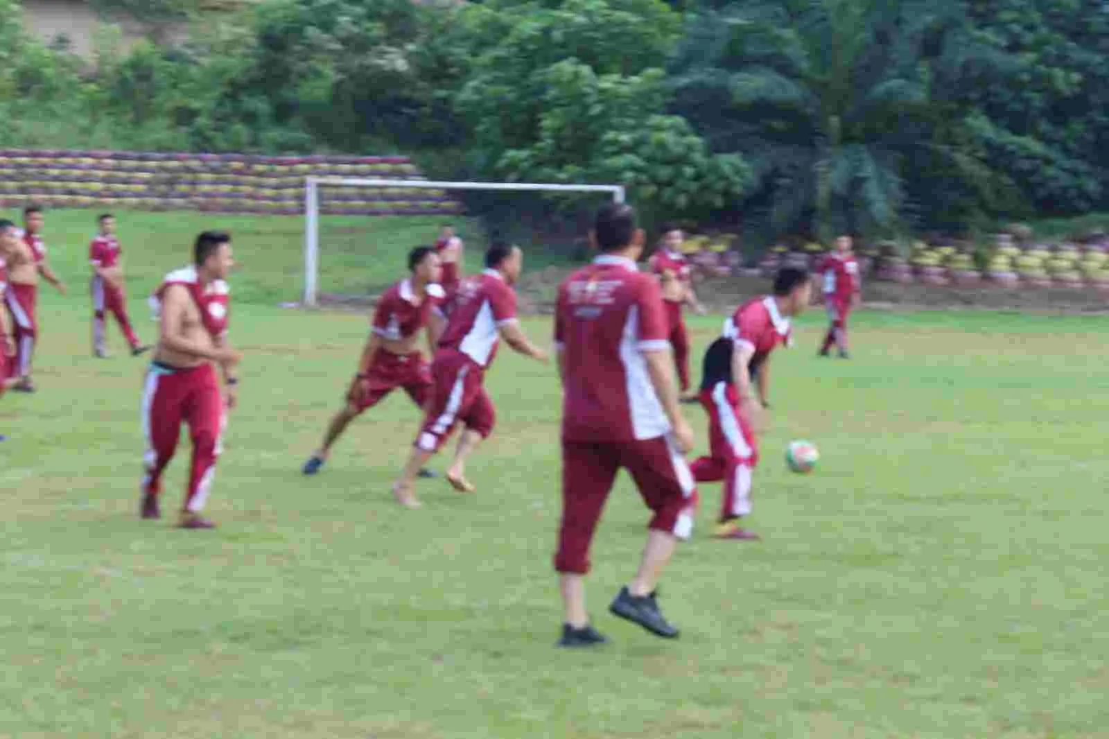 Personel Brimob Batalyon A Pelopor Laksanakan Olahraga Pagi dengan Bermain Bola Voli Personel Brimob Batalyon A Pelopor Laksanakan Olahraga Pagi dengan Bermain Bola Voli