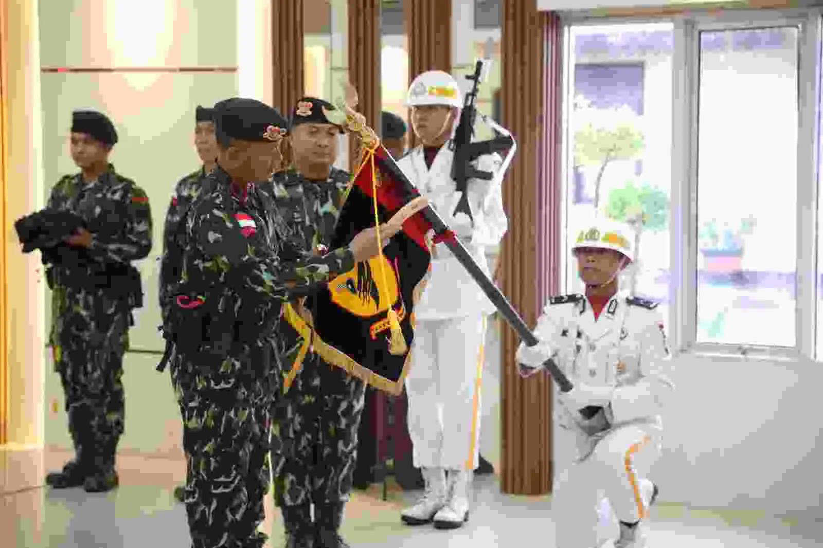 Danyon A Pelopor Satbrimob Polda Kalbar memimpin pelaksanaan upacara tradisi penyucian tunggul Batalyon A Pelopor Satbrimob Polda Kalbar Satya Pawitra Lenggana memperingati Hut Pasukan Pelopor ke 66