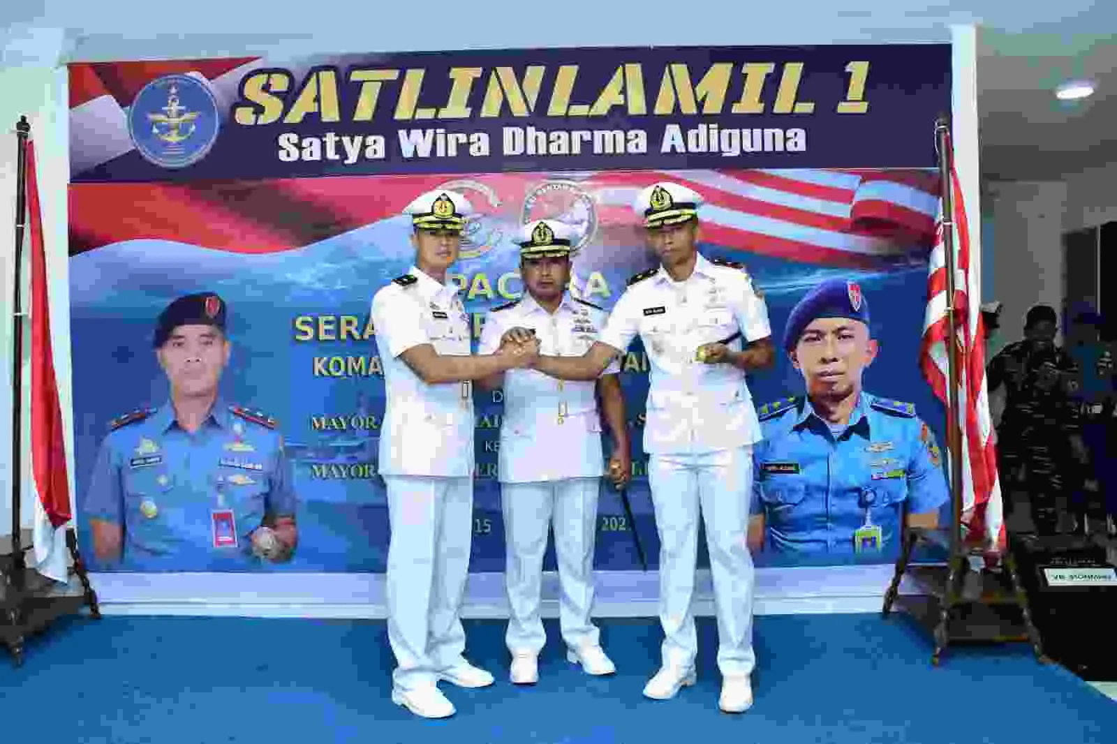 KOMANDAN SATLINLAMIL 1 PIMPIN SERTIJAB KOMANDAN KRI MENTAWAI-959: TONGKAT KOMANDO RESMI DISERAHTERIMAKAN Berita Kolinlamil TNI AL, 16 September 2025 ——- Komandan Satuan Lintas Laut Militer 1 (Dansatlinlamil 1), Kolonel Laut (P) Suhartaya, M.Tr.Hanla., memimpin langsung upacara Serah Terima Jabatan (Sertijab) Komandan KRI Mentawai-959 yang berlangsung khidmat di Gedung Laut Natuna, Mako Satlinlamil 1, Senin (15/9). Upacara ini menandai resmi berpindahnya tongkat komando dari pejabat lama Mayor Laut (P) Hairul Rahman S.S.T.Han kepada pejabat baru Mayor Laut (P) Heru Algars S.S.T.Han., S.T. Sertijab ini merupakan bagian dari dinamika organisasi TNI AL dalam rangka pembinaan personel serta upaya regenerasi kepemimpinan yang berkesinambungan. “Serah terima jabatan bukan sekadar prosesi administratif, tetapi wujud kepercayaan dan tanggung jawab yang harus dijunjung tinggi. Komandan KRI bukan hanya pemimpin di atas kapal, tetapi juga figur sentral dalam menjaga moral, profesionalisme, dan keselamatan seluruh anak buah kapal (ABK),” tegas Dansatlinlamil 1 dalam amanatnya. Lebih lanjut Dansatlinlamil 1 juga mengatakan untuk prajurit yang berdinas di KRI bekerjalah dengan berpedoman “Disiplin tanpa diawasi, tepat waktu tanpa diingatkan, bertanggung jawab tanpa diminta, bekerja dengan baik tanpa harus diperintah”, dengan prinsip kepemimpinan “berbakti tanpa tapi, lakukan tanpa nanti, semangat tanpa tepi, berdoa tanpa henti” Pergantian komando di KRI Mentawai-959 diharapkan membawa semangat baru serta peningkatan kinerja dan kesiapan operasional. Dansatlinlamil 1 juga mengingatkan bahwa jabatan Komandan KRI adalah “jabatan profesi tertinggi di kapal” yang menuntut integritas, keahlian, serta keteladanan dalam segala aspek. Acara Sertijab berlangsung tertib dan penuh semangat, ditutup dengan pemberian ucapan selamat kepada pejabat lama dan baru, serta foto bersama sebagai bentuk penghormatan dan kenangan atas momen penting tersebut. (Dispen Kolinlamil) #tni_prima #kasal #tni_angkatan_laut #jalesvevajayamahe #indonesiannav