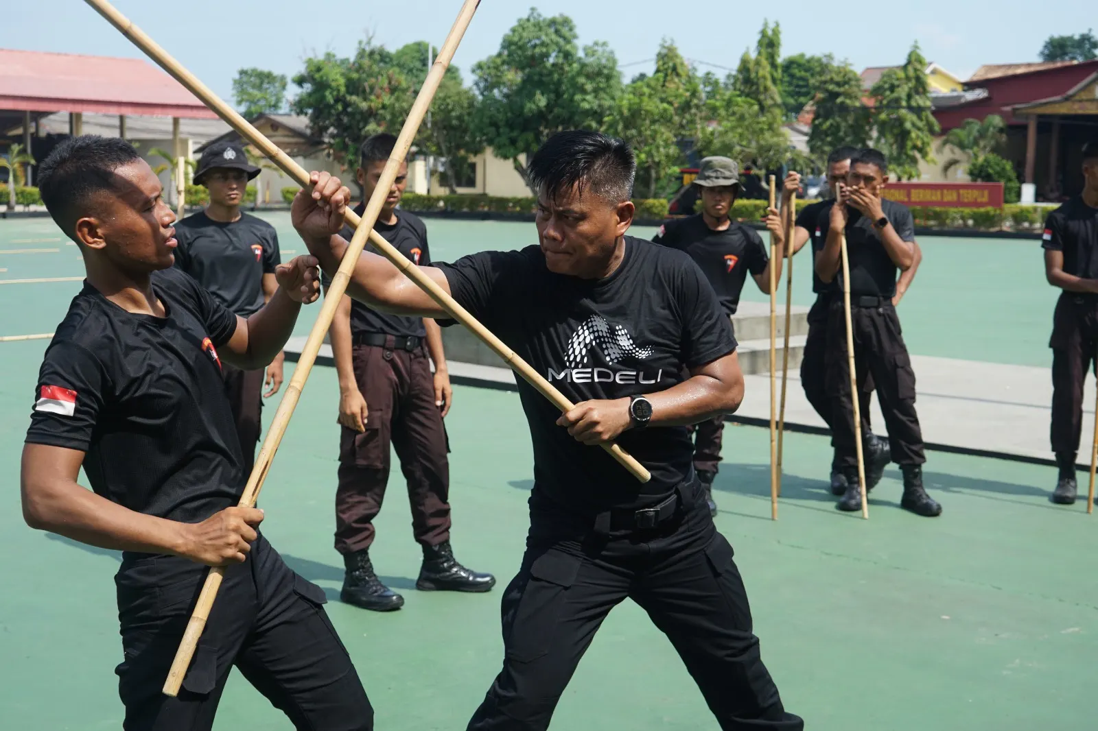 Dansat Brimob Polda Sumsel Pimpin Latihan Seni Bela Diri Eskrima di Lapangan Mako Satbrimob