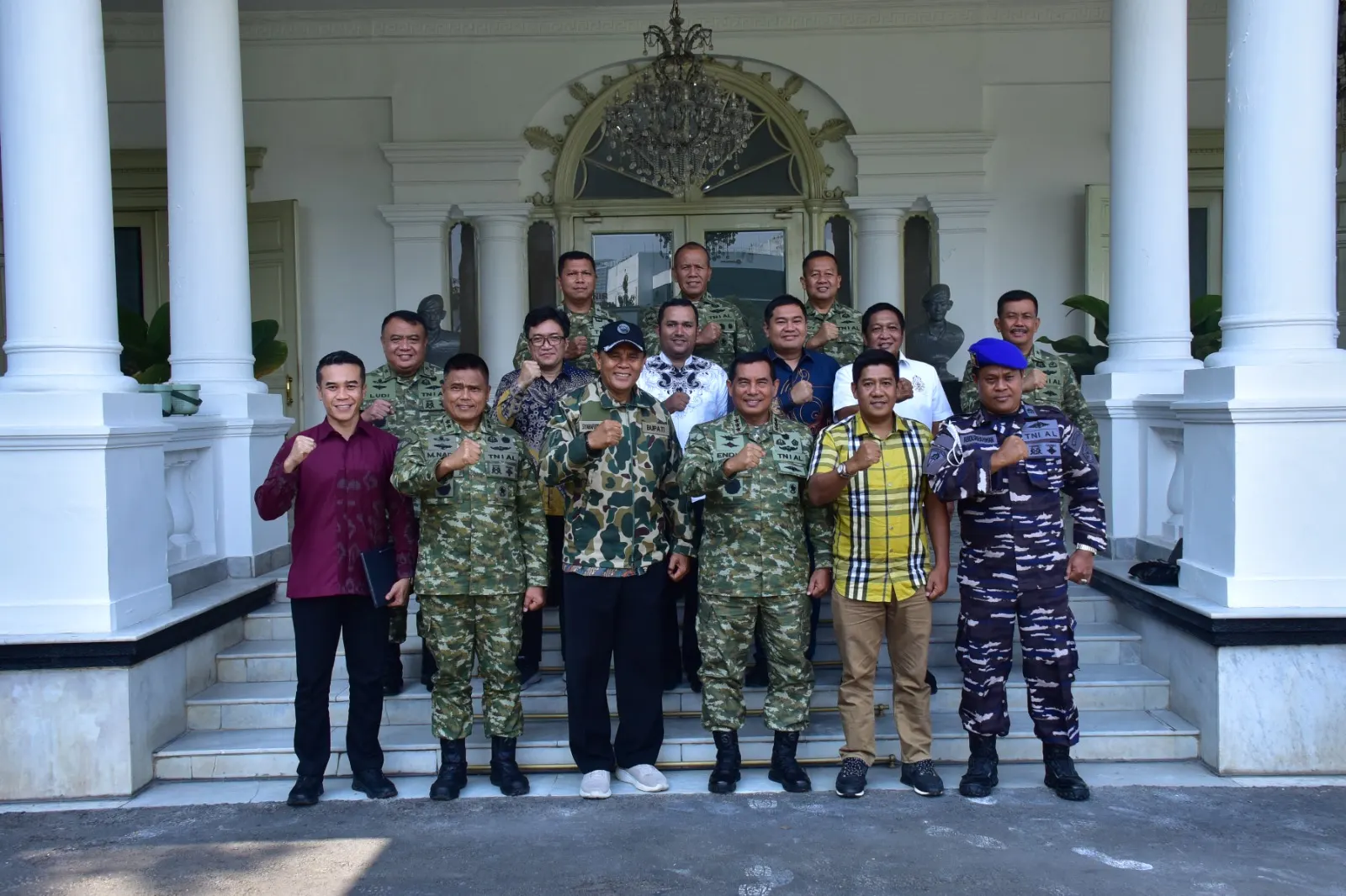 PANGKORMAR MENERIMA COURTESY CALL BUPATI SUMBAWA
