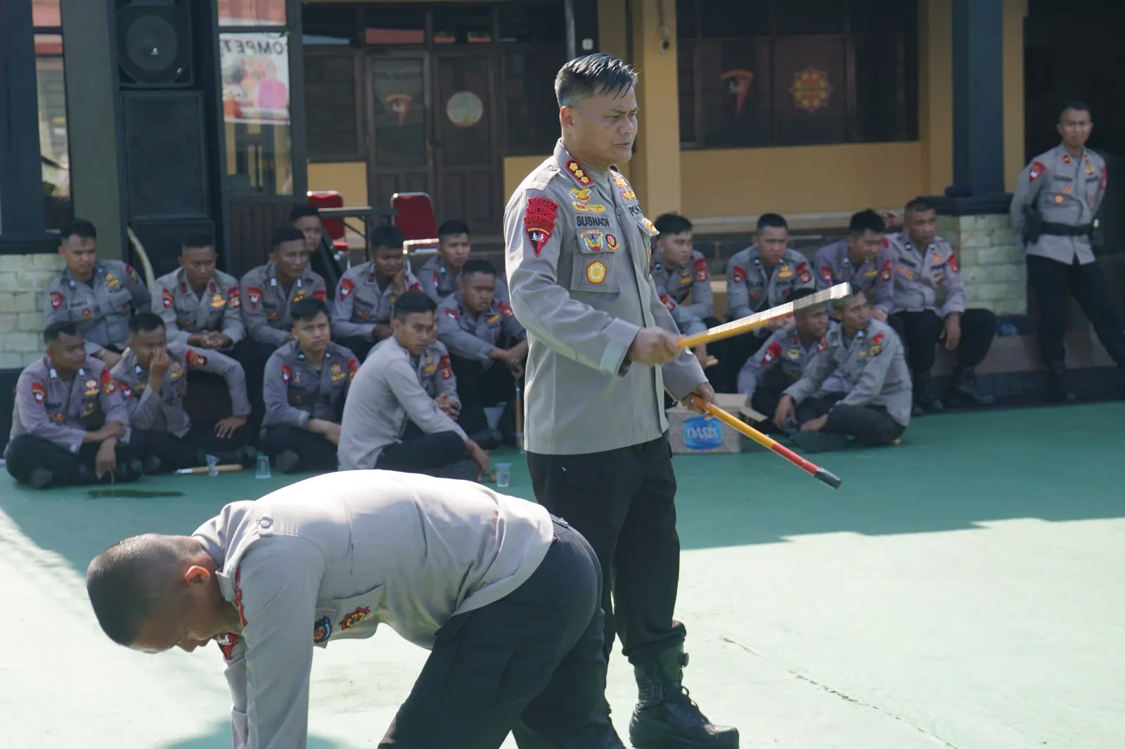 Dansat Brimob Polda Sumsel Latihkan Bela Diri Kepada Personel Satbrimob di Lapangan Mako Satbrimob Dansat Brimob Polda Sumsel Latihkan Bela Diri Kepada Personel Satbrimob di Lapangan Mako Satbrimob