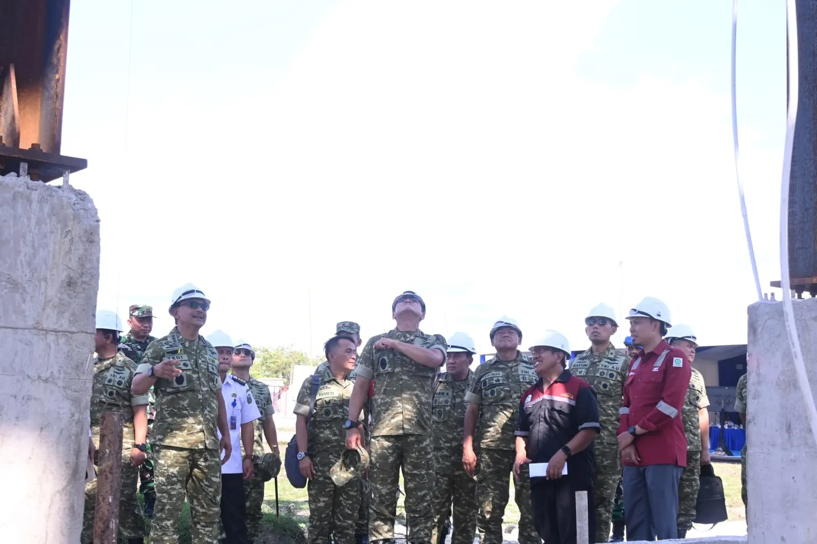 Danlanud Sultan Hasanuddin Dampingi Wakasau Tinjau Pembangunan Infrastruktur Site Radar Takalar