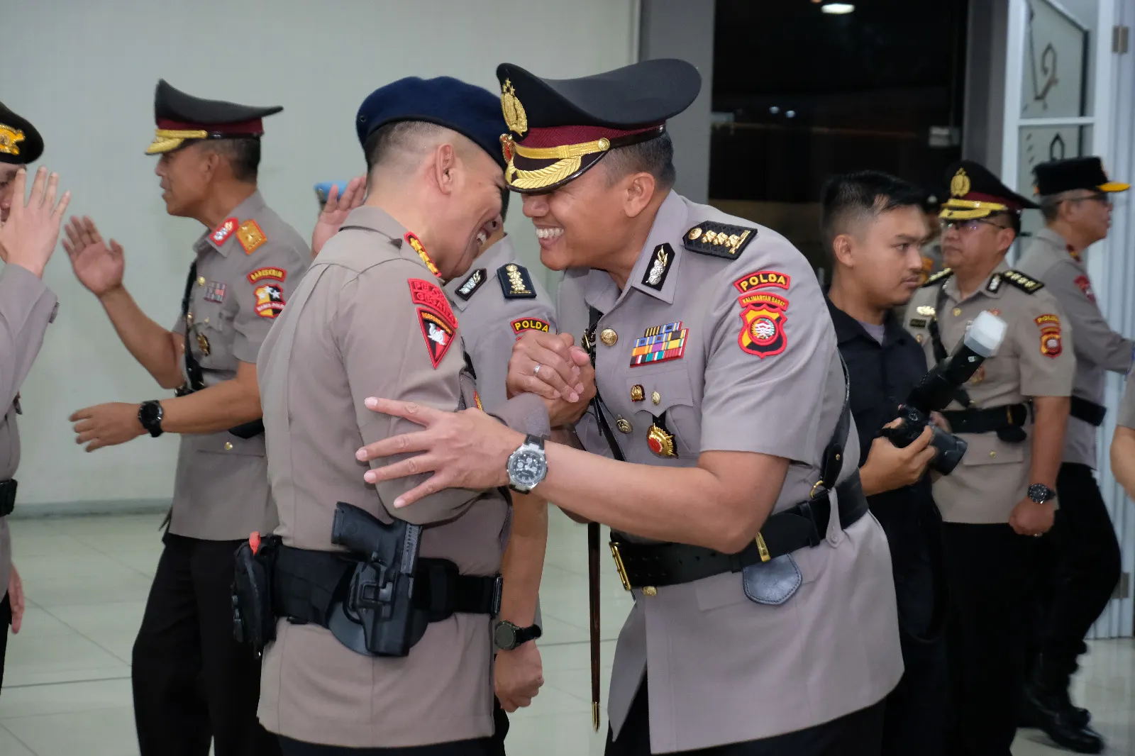 Kapolda Kalbar memimpin langsung pelaksanaan upacara serah terima dan pelantikan jabatan pejabat Utama serta Kapolres/ta di lingkungan Polda Kalbar Kapolda Kalbar memimpin langsung pelaksanaan upacara serah terima dan pelantikan jabatan pejabat Utama serta Kapolres/ta di lingkungan Polda Kalbar