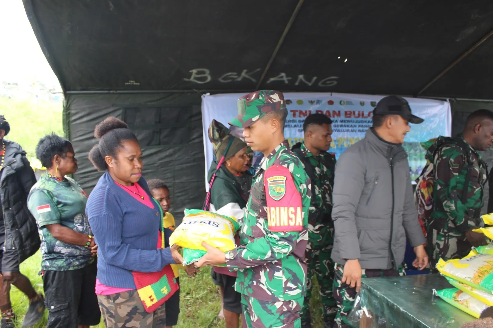 TNI dan Bulog Bersinergi, Hadirkan Program Pangan Murah Beras Dukung Swasembada Pangan di Kab. Puncak Jaya TNI dan Bulog Bersinergi, Hadirkan Program Pangan Murah Beras Dukung Swasembada Pangan di Kab. Puncak Jaya