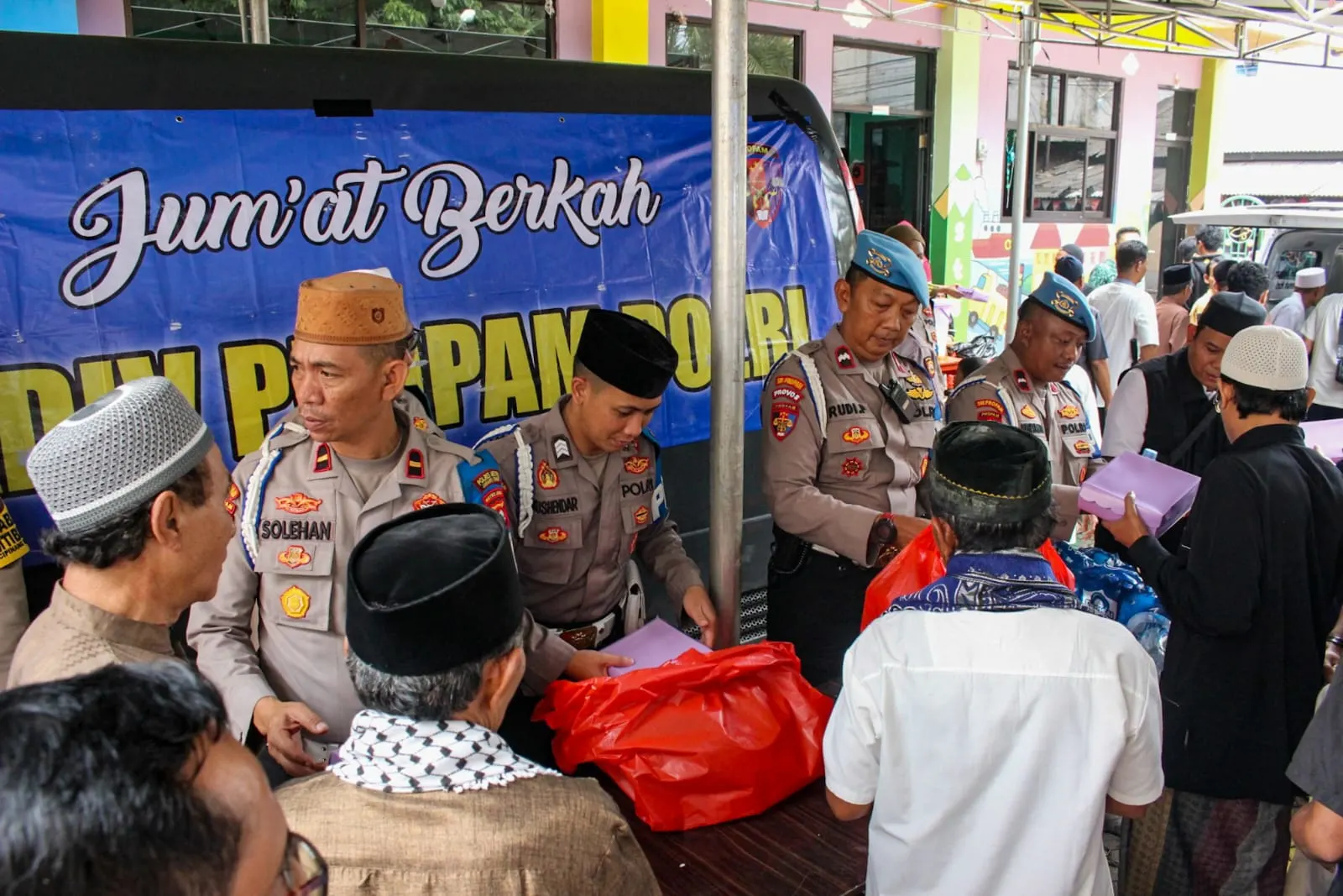 Jumat Berkah, Sie Propam Polres Metro Jaktim Gelar Bakti Sosial dan Sholat Jumat Bersama Warga Cipinang Melayu Jumat Berkah, Sie Propam Polres Metro Jaktim Gelar Bakti Sosial dan Sholat Jumat Bersama Warga Cipinang Melayu