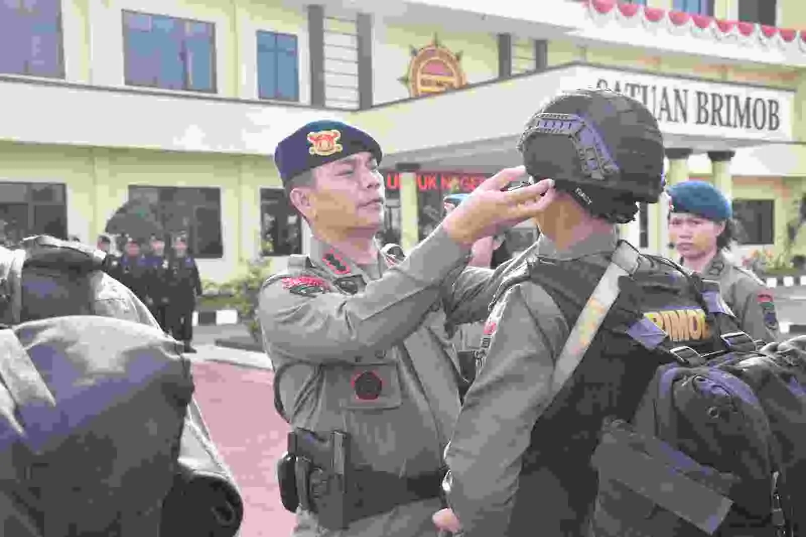 Upacara penutupan latihan kemampuan Brimob dan pembaretan personel Bintara dan Tamtama Remaja Satbrimob Polda Kalbar Upacara penutupan latihan kemampuan Brimob dan pembaretan personel Bintara dan Tamtama Remaja Satbrimob Polda Kalbar