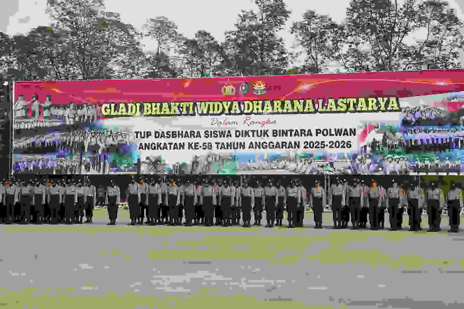 Dansatlat Brimob Pimpin Penutupan Gladi Bhakti Widya Dharana Lastarya Siswa Diktuk Bintara Polwan Angkatan 58 Dansatlat Brimob Pimpin Penutupan Gladi Bhakti Widya Dharana Lastarya Siswa Diktuk Bintara Polwan Angkatan 58